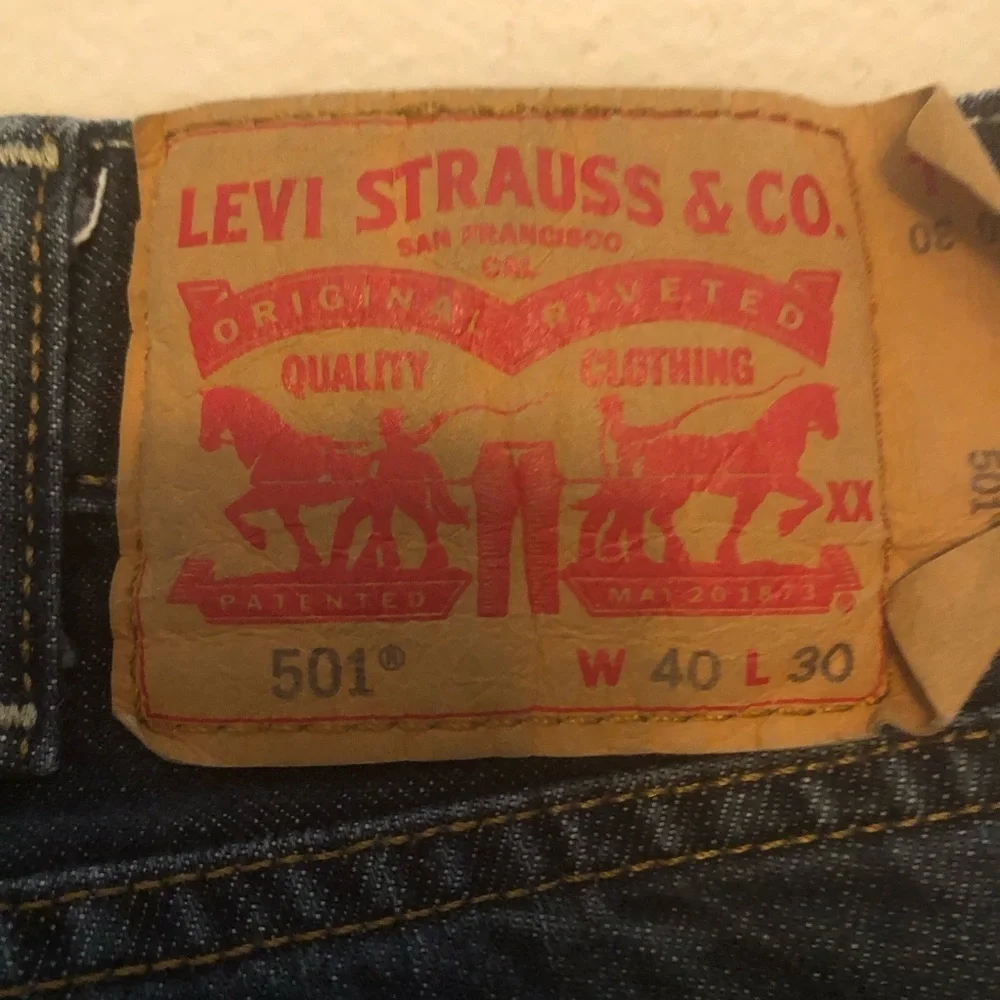 Levi's Men's 501 Button Fly Dark Denim Jeans Size 40 x 30 Relaxed Fit